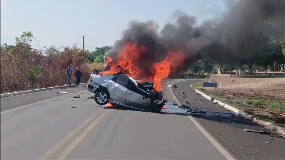 Carro carbonizado após acidente na BR-343