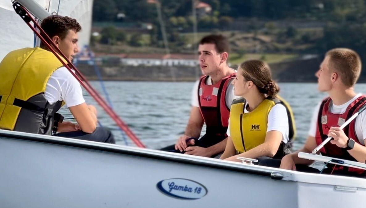 A princesa de Asturias navegando com seus companheiros por a ría de Pontevedra.