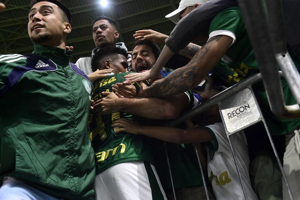 Estêvão celebra gol em vitória do Palmeiras