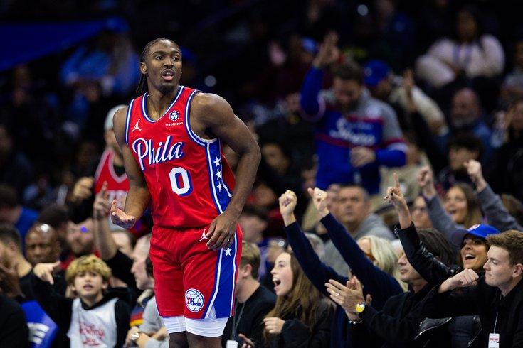 Tyrese Maxey dos Sixers celebra depois de uma jogada sensacional