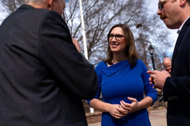 Sarah McBride durante coletiva de imprensa