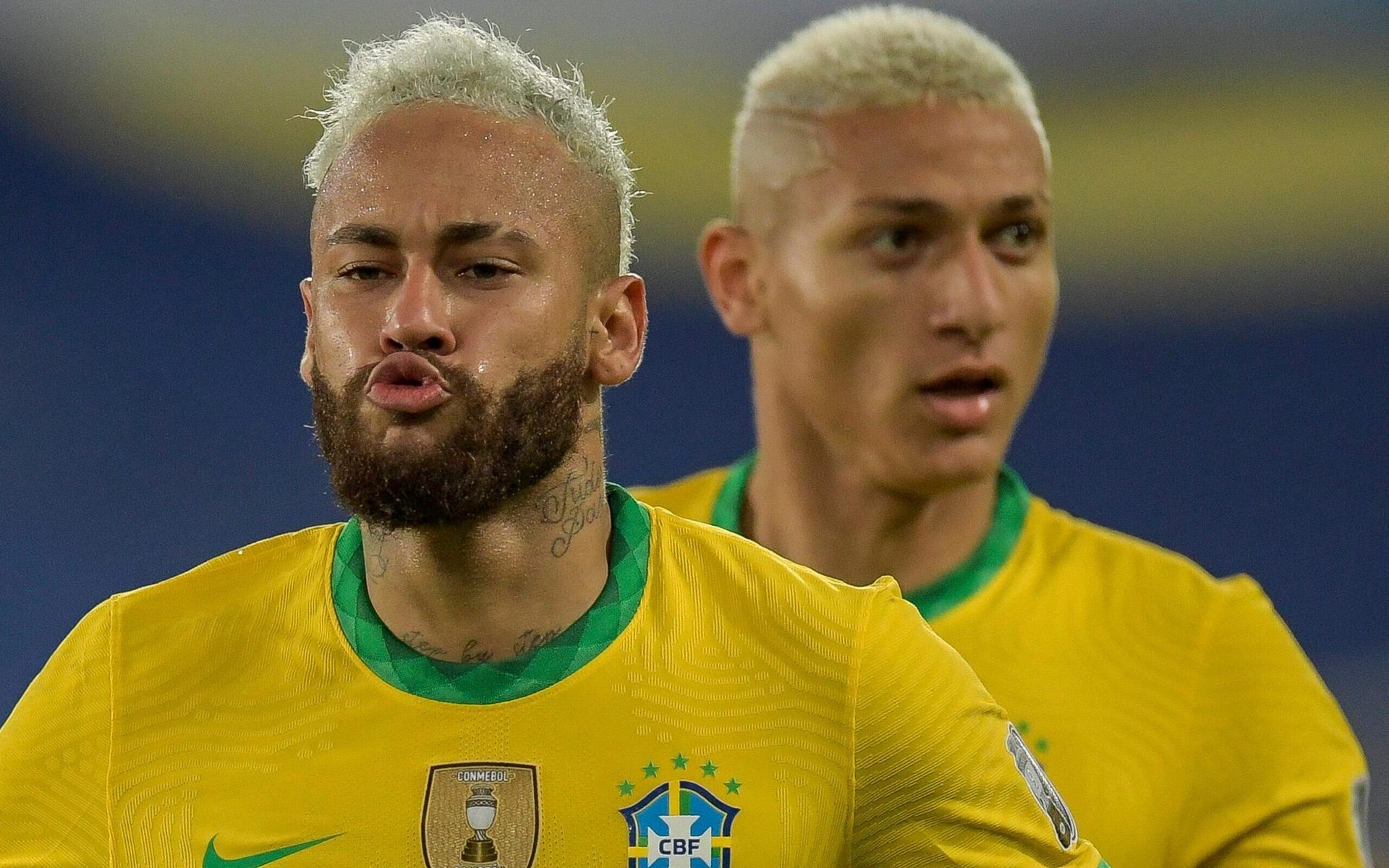 Neymar e Richarlison se abraçando