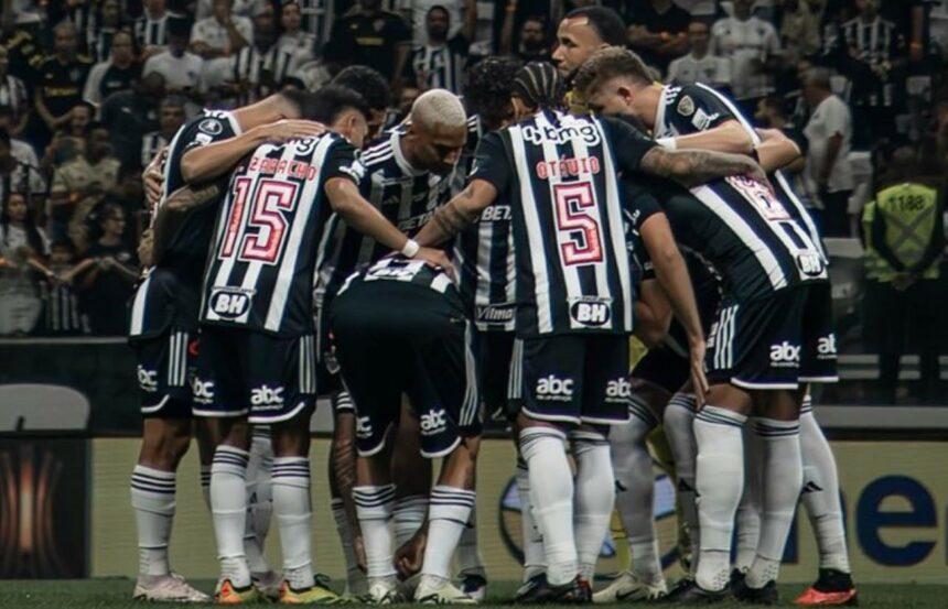 Jogadores em ação durante o jogo entre Flamengo e Atlético-MG