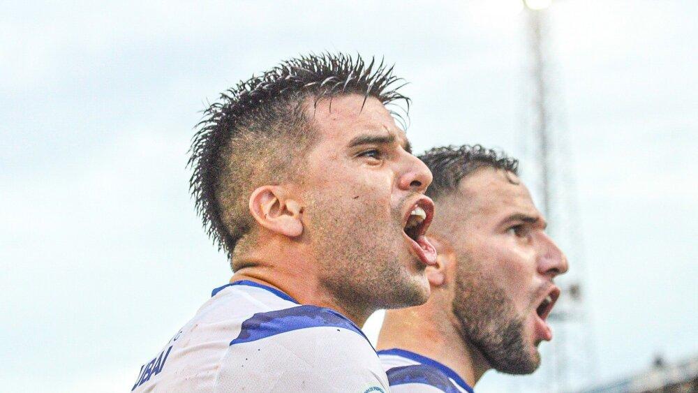 Jogadores do 2 de Maio celebrando um gol