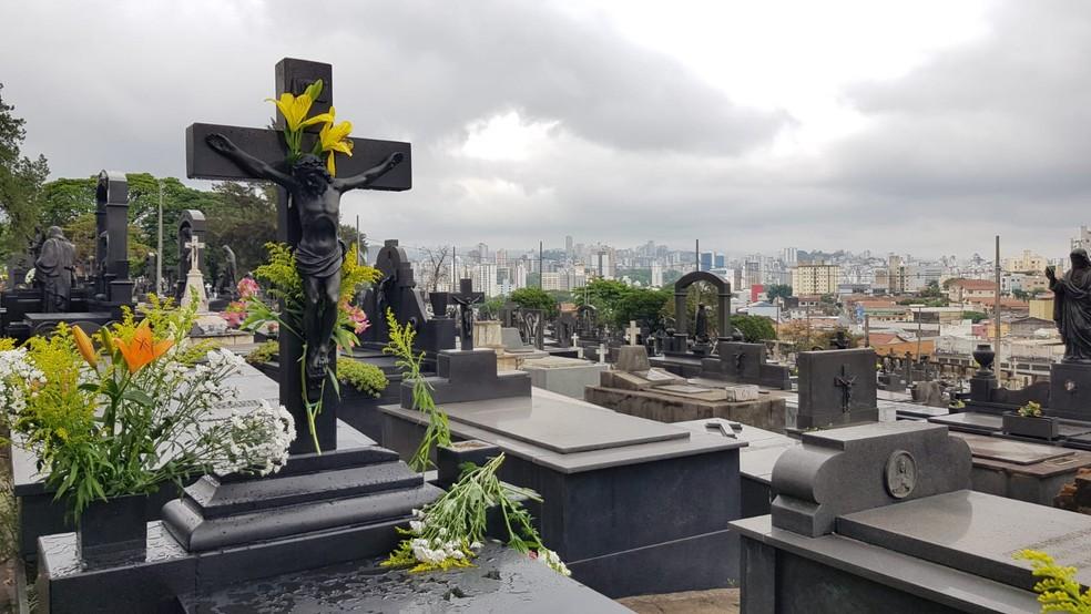 Cemitério do Bonfim em Belo Horizonte durante o Dia de Finados