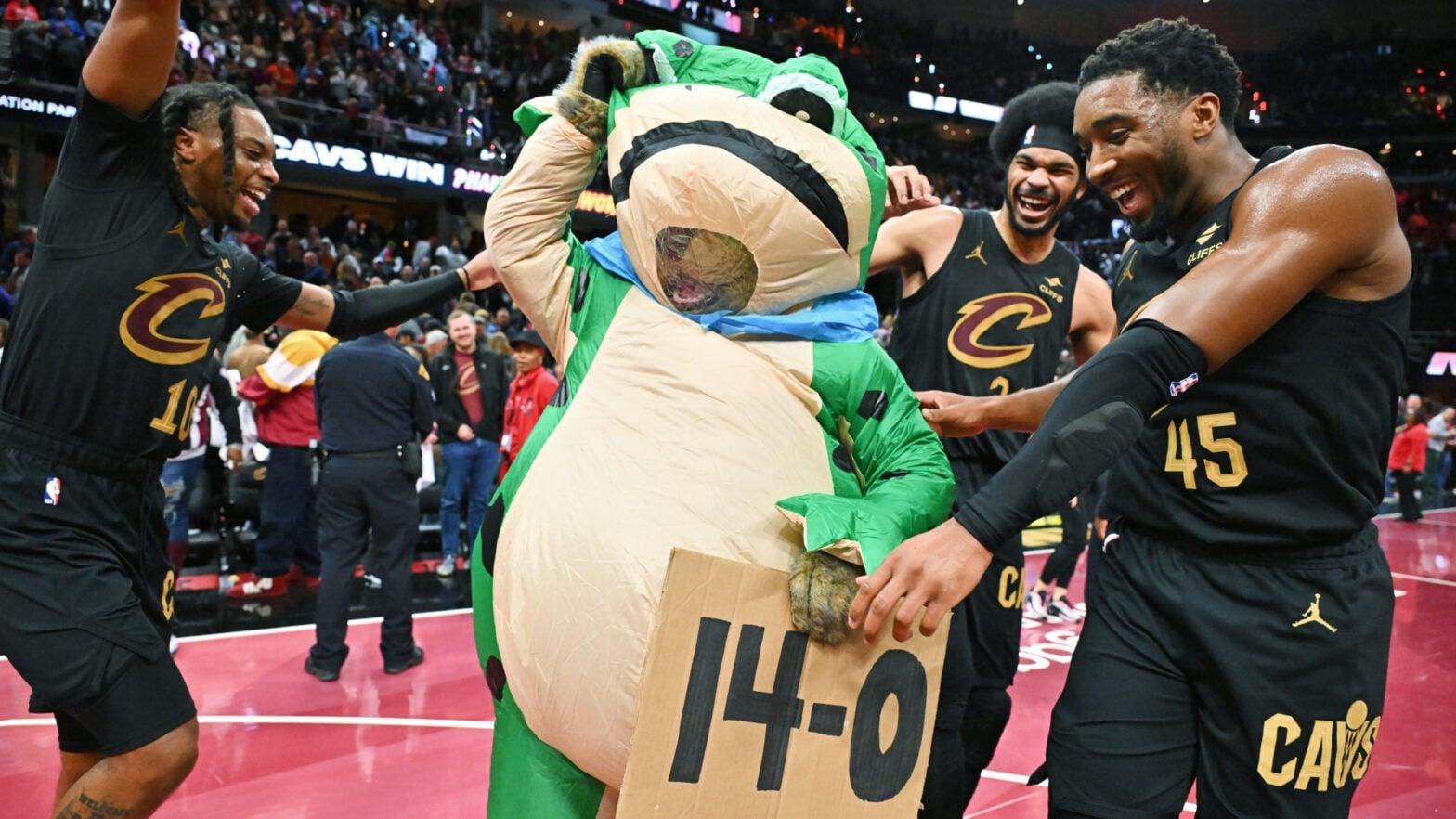 Cleveland Cavaliers celebrando vitória com mascote após jogo