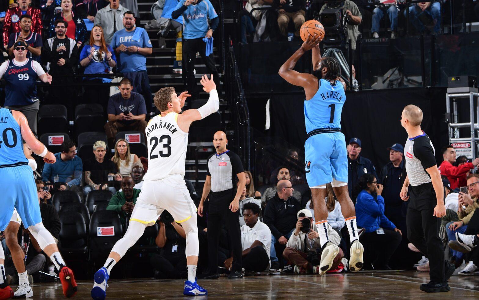 James Harden arremessando durante o jogo