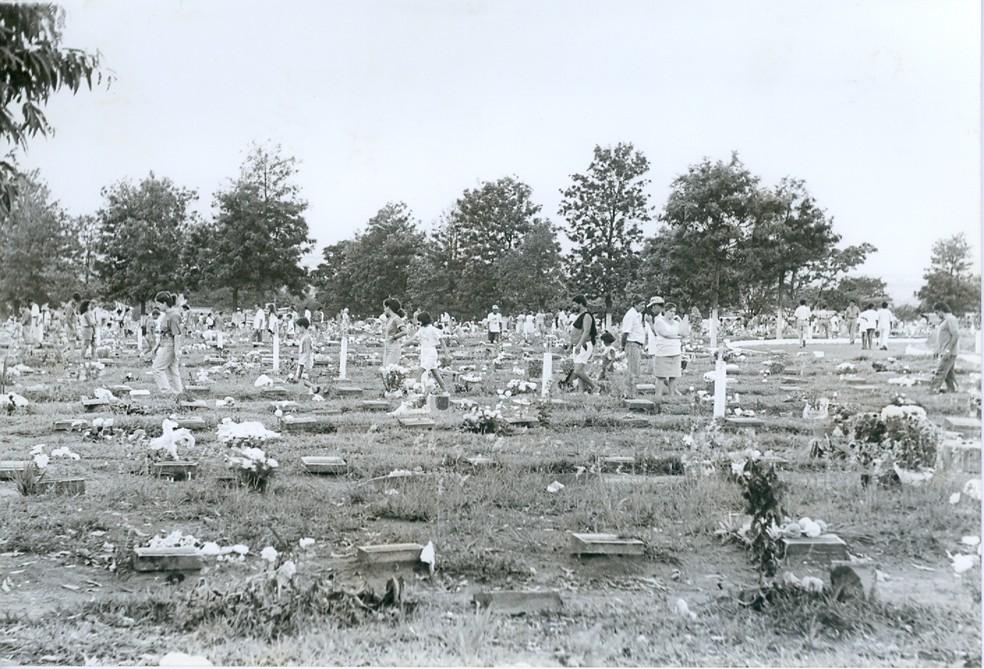 Cemitério Campo do Bom Pastor no Dia de Finados em 1993.