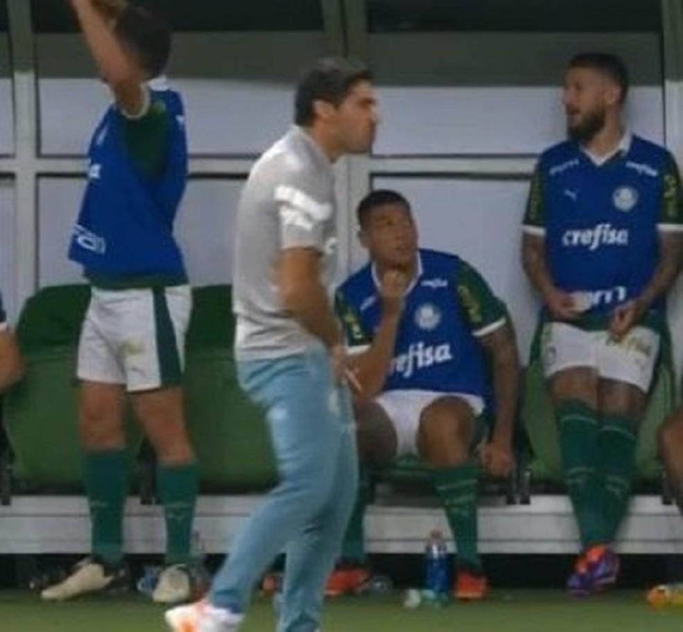 Abel Ferreira faz gesto ao reclamar da arbitragem