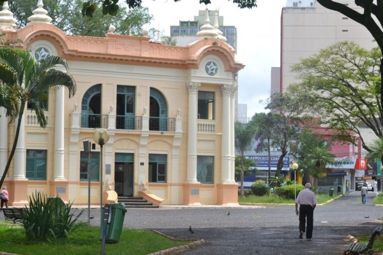 Praças, escolas e museus em antigas áreas de sepultamento em Uberlândia