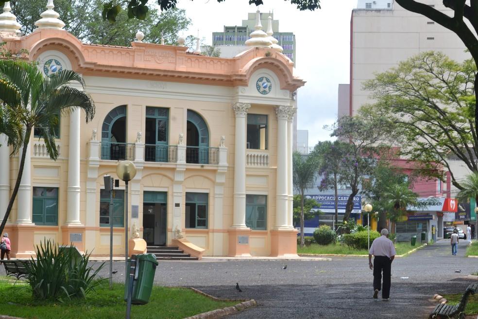 Praça Clarimundo Pereira, onde hoje é o Museu Municipal, já foi um cemitério.