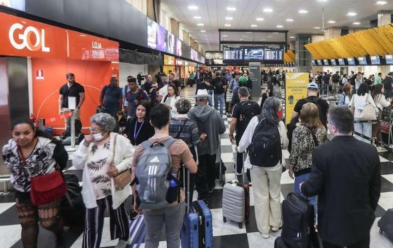 Passageiros enfrentam transtornos no Aeroporto de Congonhas devido a voos cancelados.