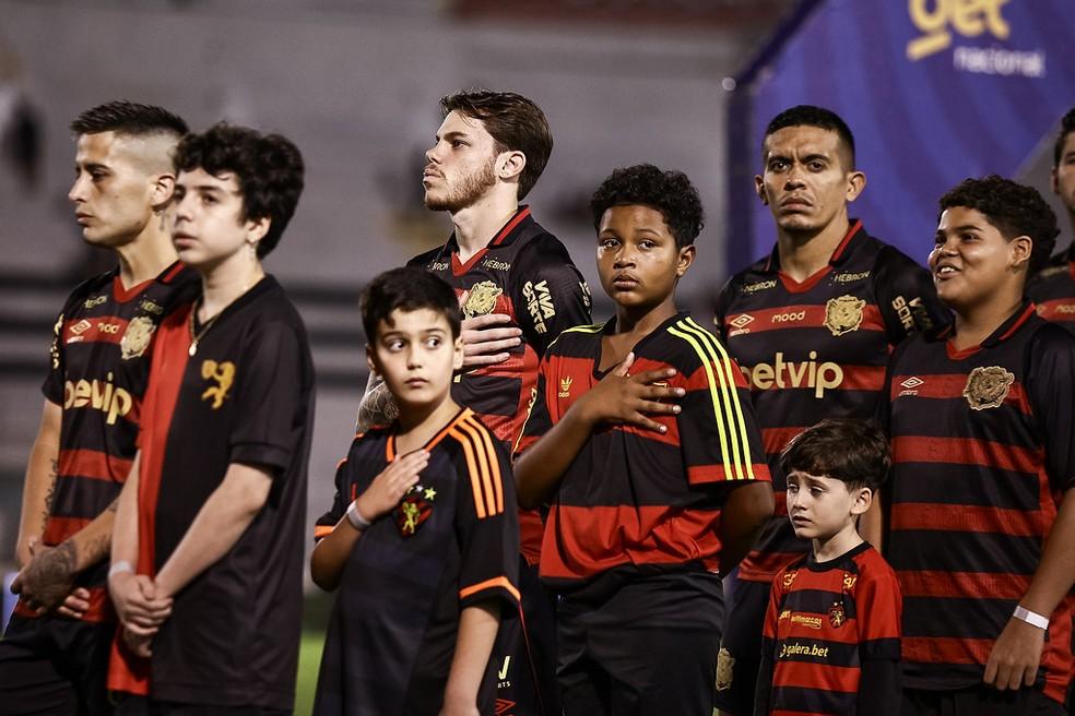 Sport perfilado antes de jogo contra a Ponte Preta, pela Série B