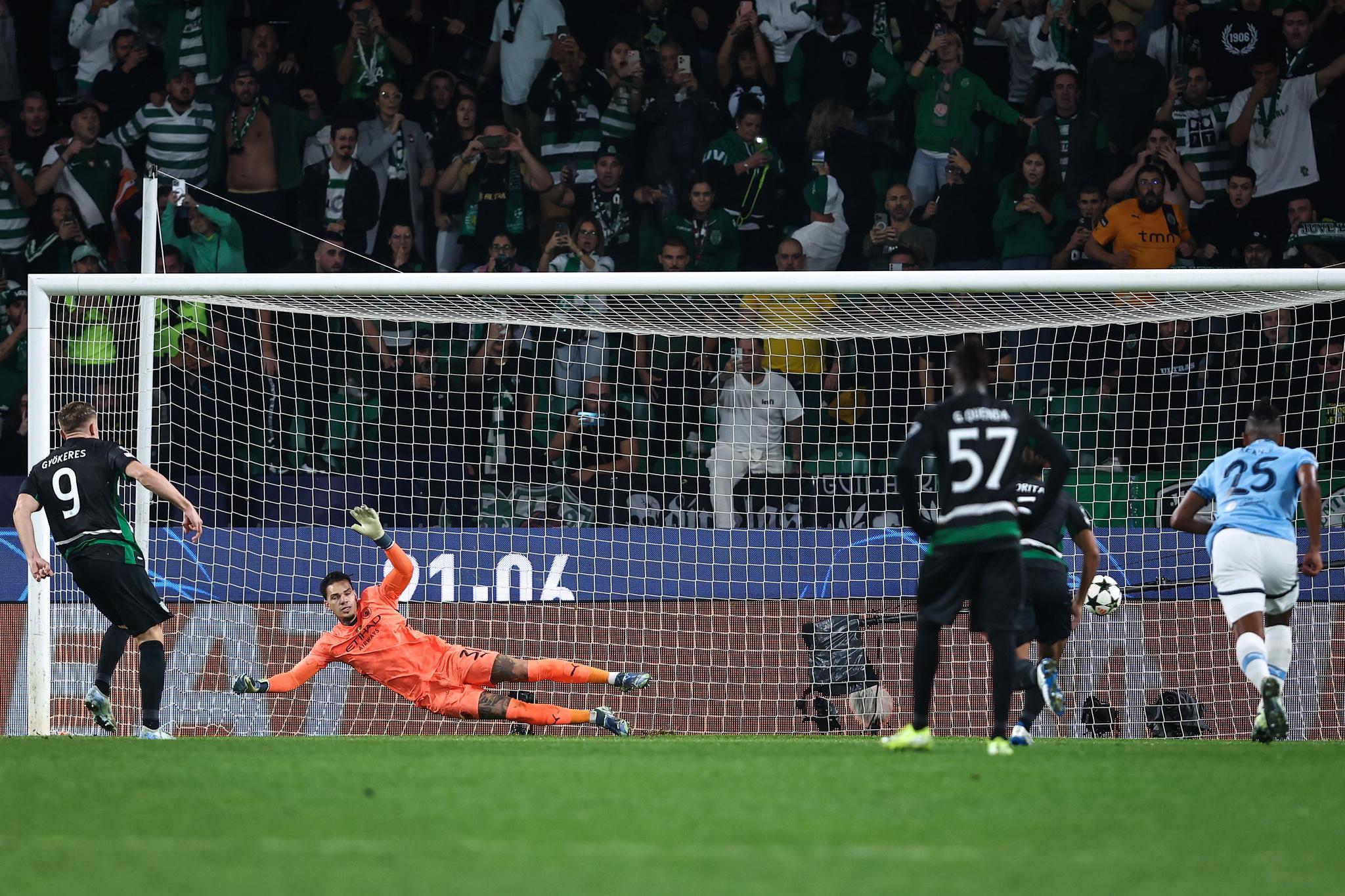 Viktor Gyökeres celebra um dos seus gols na vitória do Sporting sobre o Manchester City