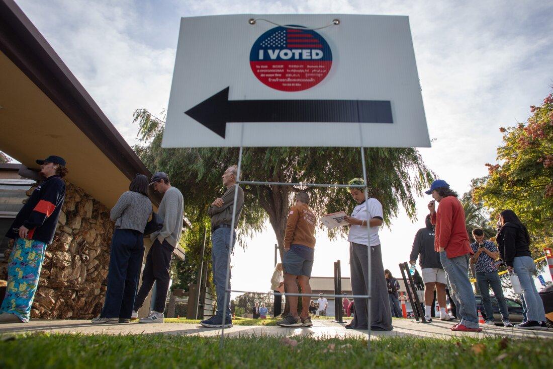 Pessoas aguardando em fila para votar no centro de votação de Joslyn Park, Santa Monica, Califórnia.