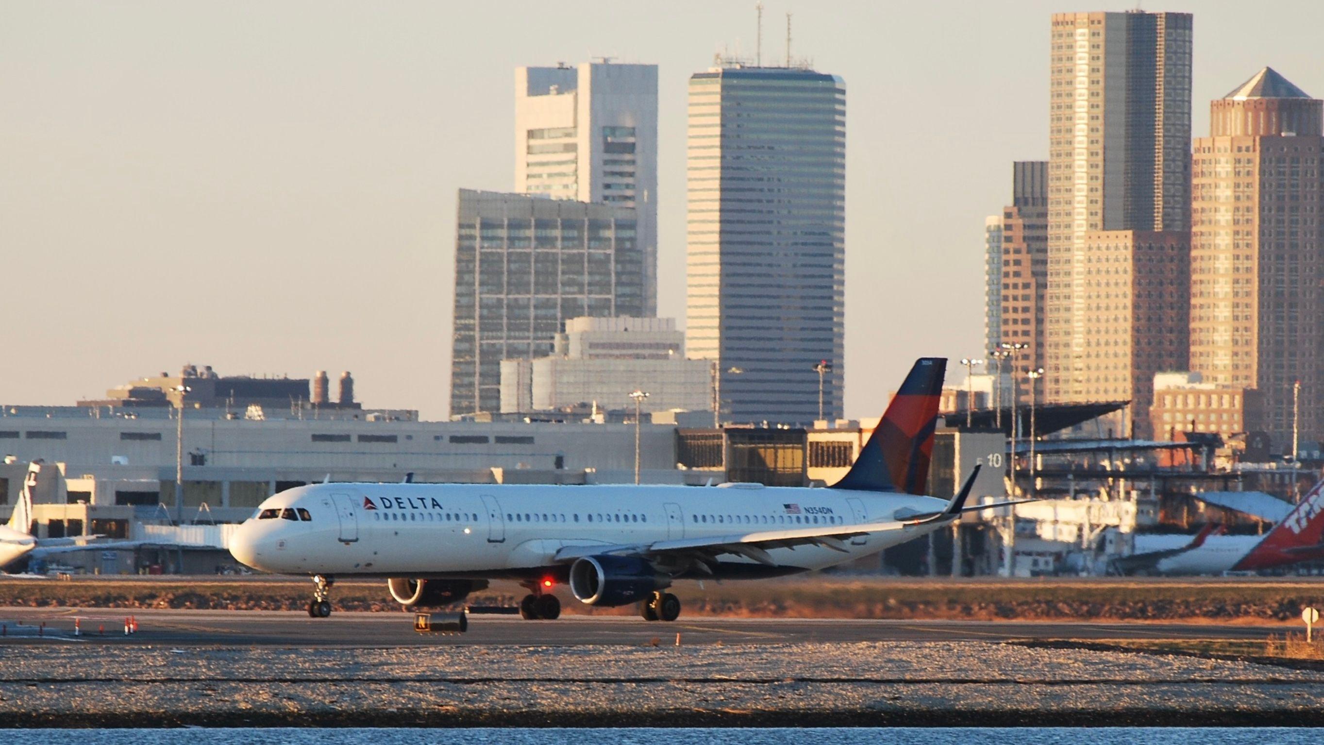 Um avião da Delta Air Lines aterrissando em Boston