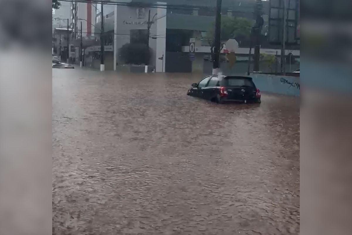 Carro ilhado em Chapecó