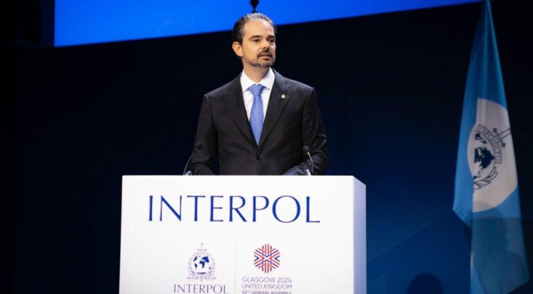 Delegado Brasileiro Assume Chefia da Interpol com Histórico Inédito