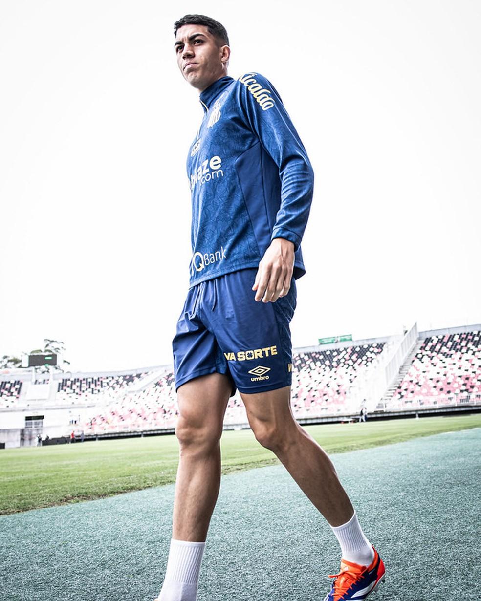 Jair durante treino do Santos na Arena Joinville