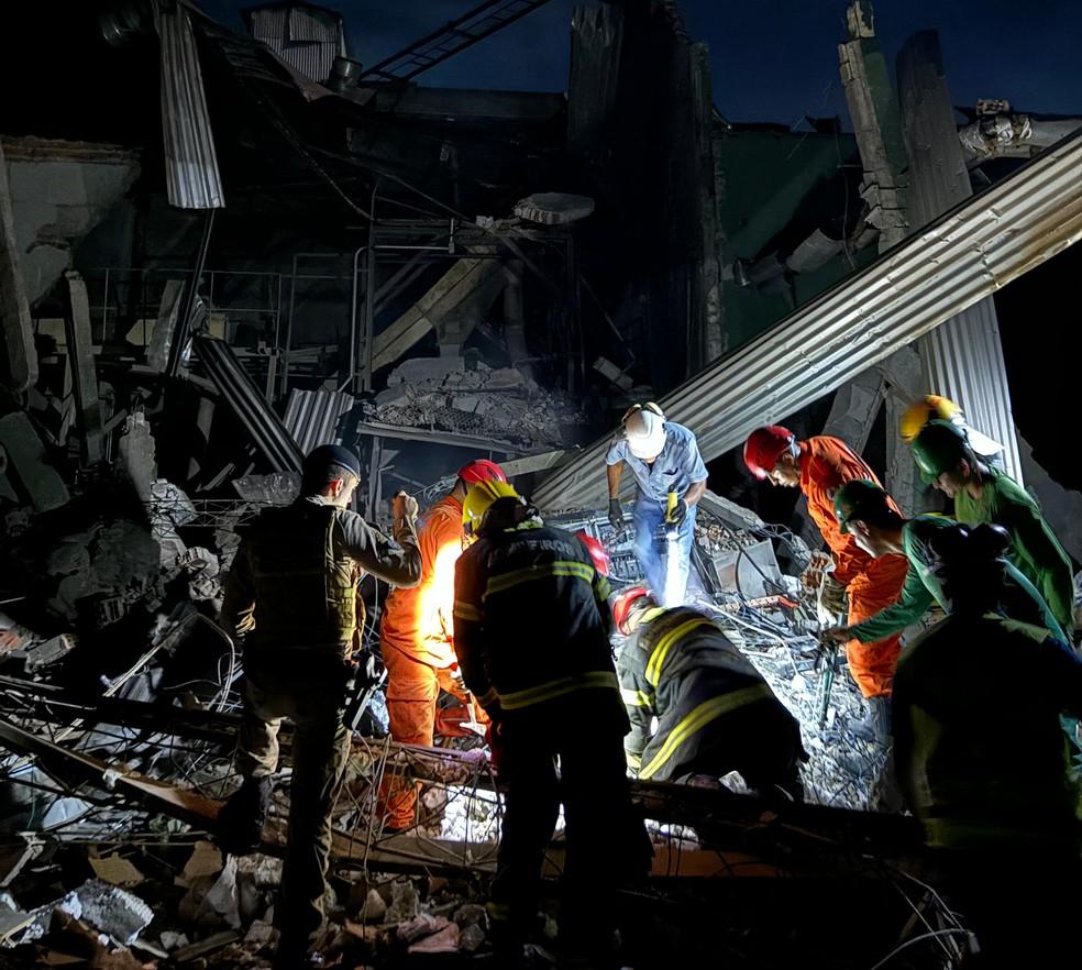 Parte da estrutura e telhado do galpão foram destruídos pela explosão