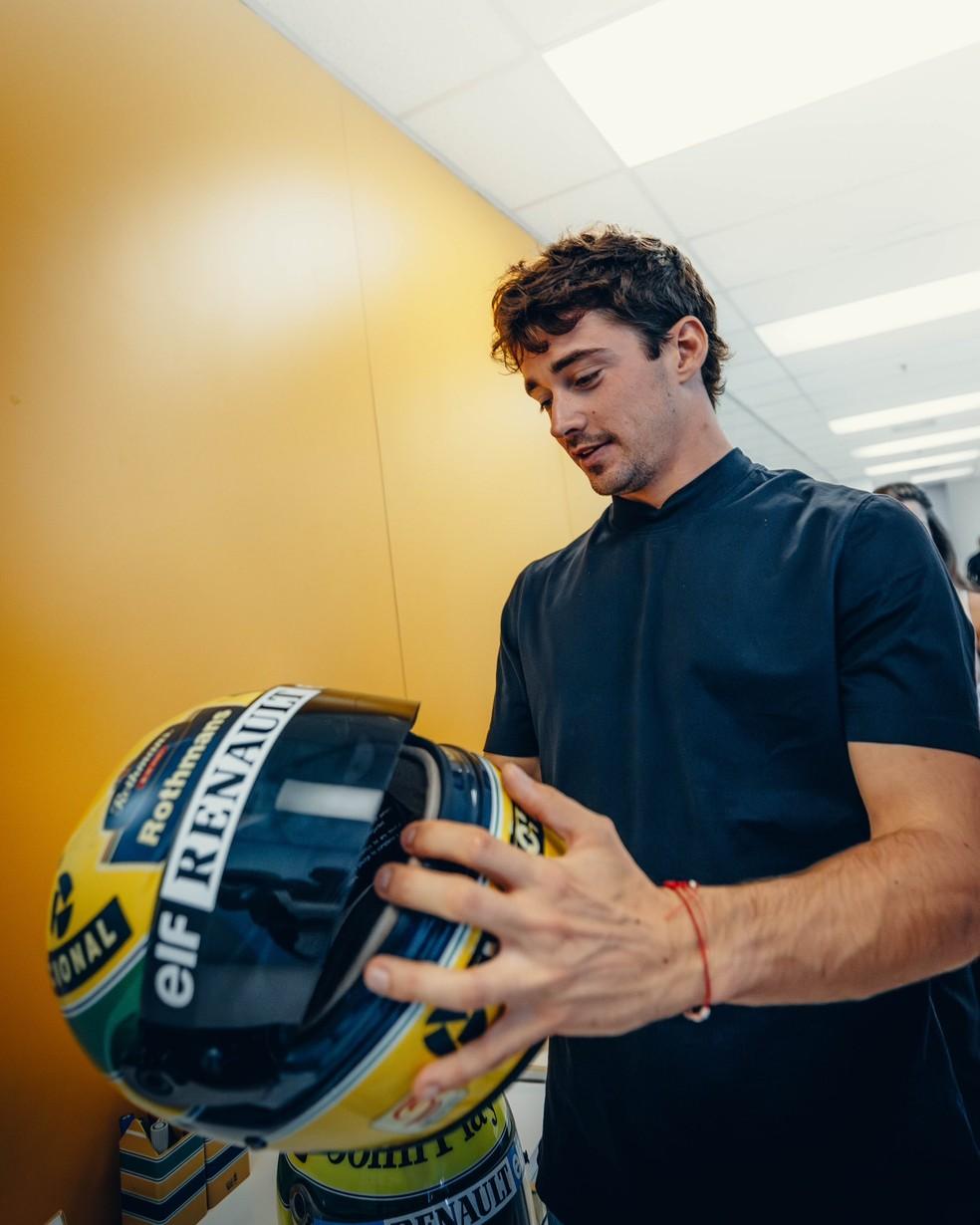 Charles Leclerc segura capacete de Ayrton Senna