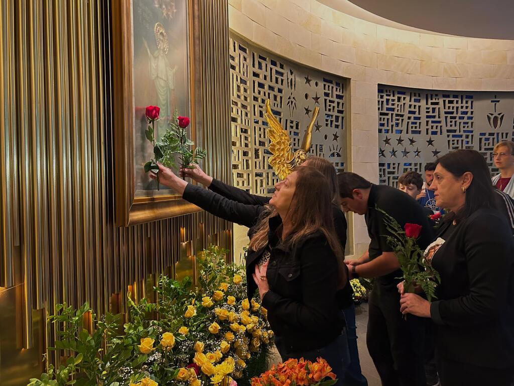 Música, protagonismo jovem e oferta de flores à Medianeira marcam a segunda noite de Romaria.