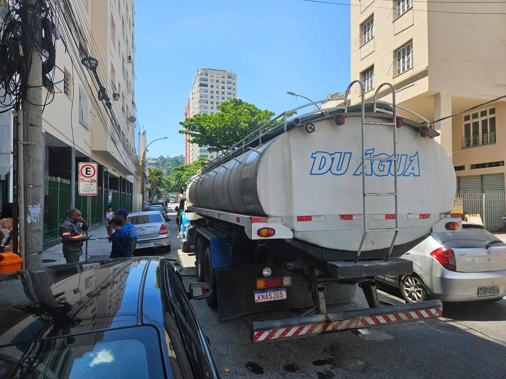 Caminhões-pipa abastece prédio no Centro do Rio