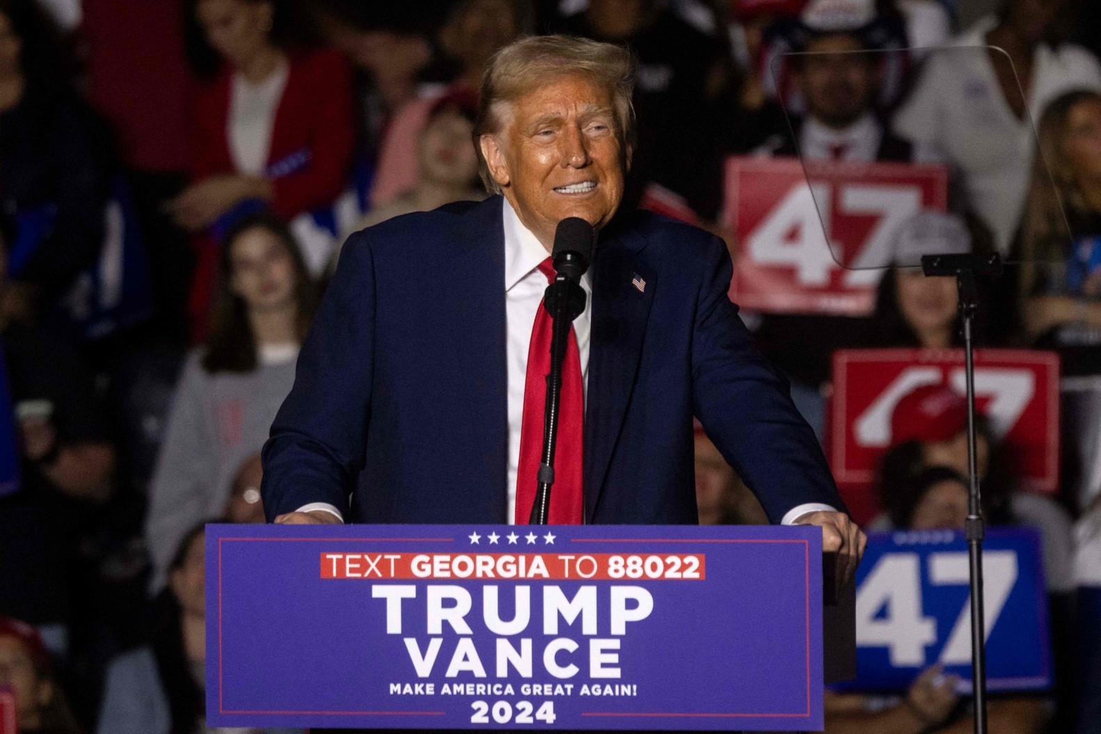 Donald Trump fala durante comício de campanha no McCamish Pavilion em Atlanta, Geórgia