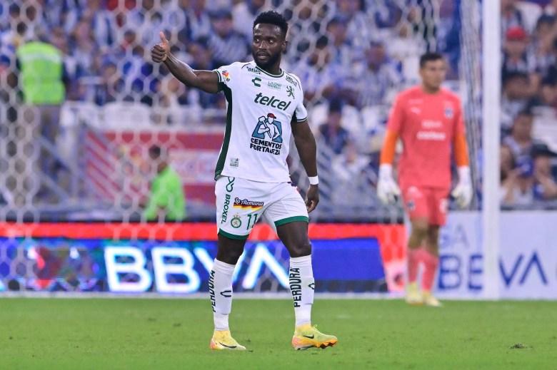Mendoza reclama e encara o torcedor de Rayados