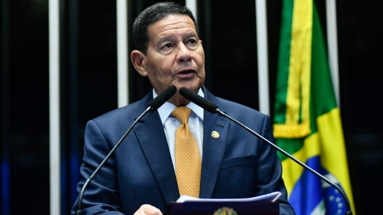 Mourão Defende Bolsonaro e Critica Indiciamento por Tentativa de Golpe