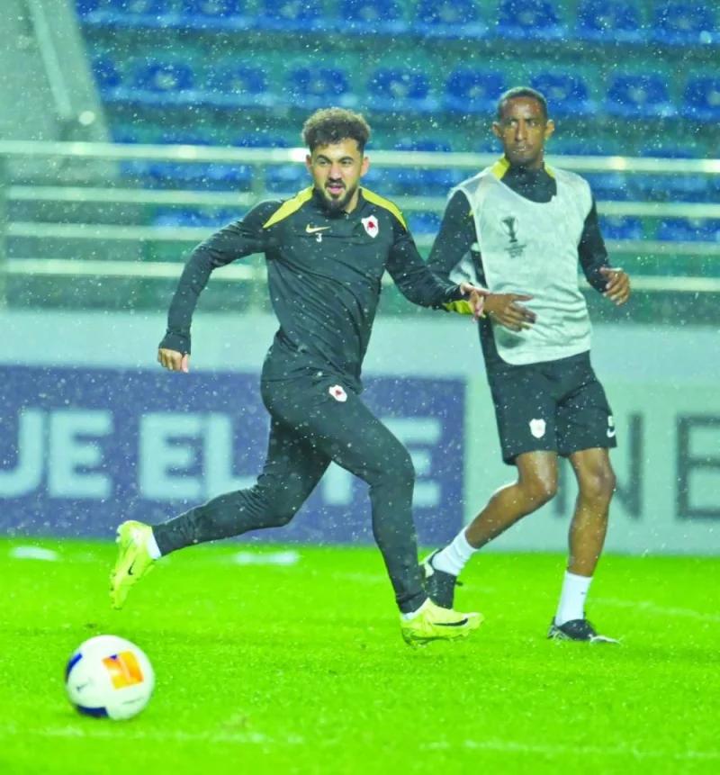 Jogadores do Al Rayyan treinando em Tashkent.