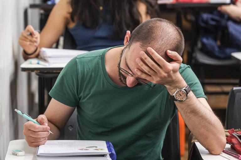 Estudante estressado em aula