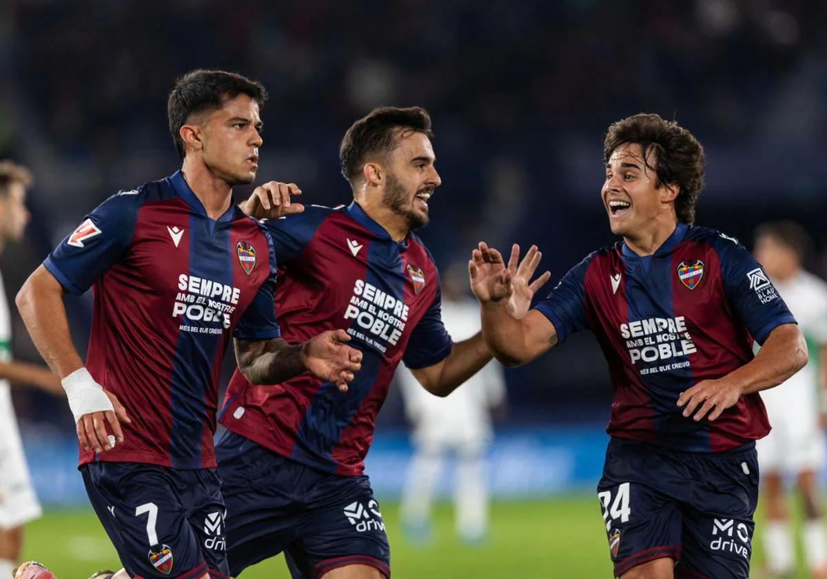 A torcida vibrando durante a partida entre Levante e Málaga