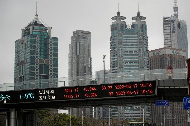 Painel eletrônico com cotações de índices de ações em Xangai