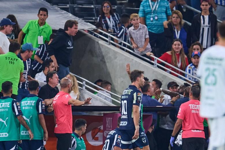 Mendoza encarando o torcedor de Rayados