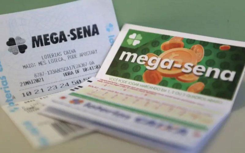 Resultado da Mega-Sena hoje: bilhete de aposta com comprovante ao lado