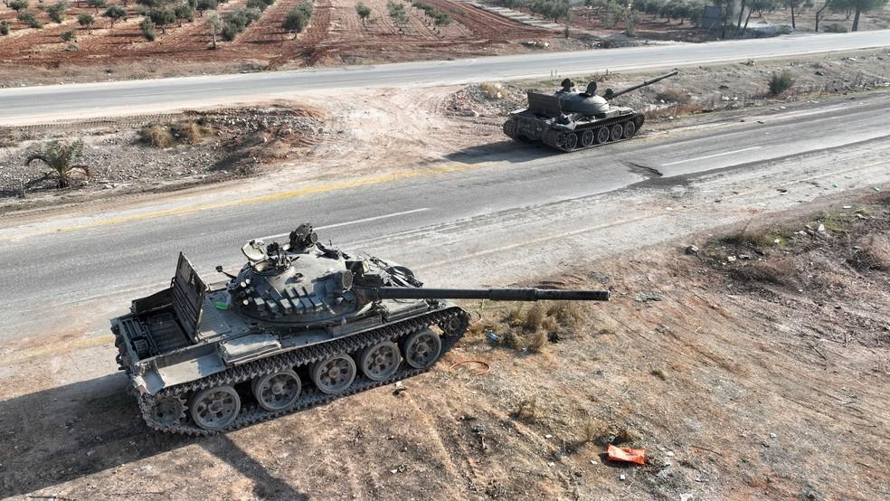 Tanques posicionados após rebeldes liderados pelo HTS avançarem em Hama