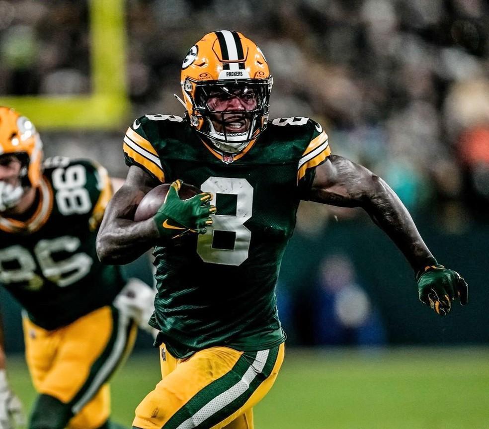 Josh Jacobs correndo com a bola durante a partida contra os Saints.