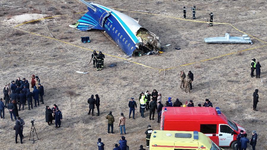 Avião cai no Cazaquistão e deixa dezenas de mortos.