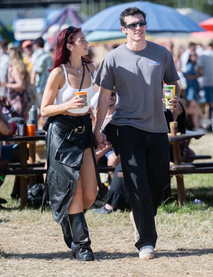 Dua Lipa e Callum Turner se noivaram e planejam celebrar na festa de Ano Novo