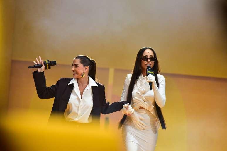 Deborah Secco e Sabrina Sato em apresentação