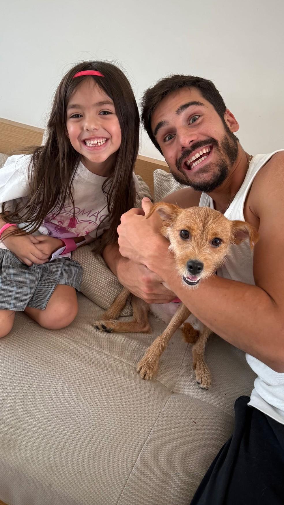 Zoe, Nicolas Prattes e a nova cachorra da família, Belinha