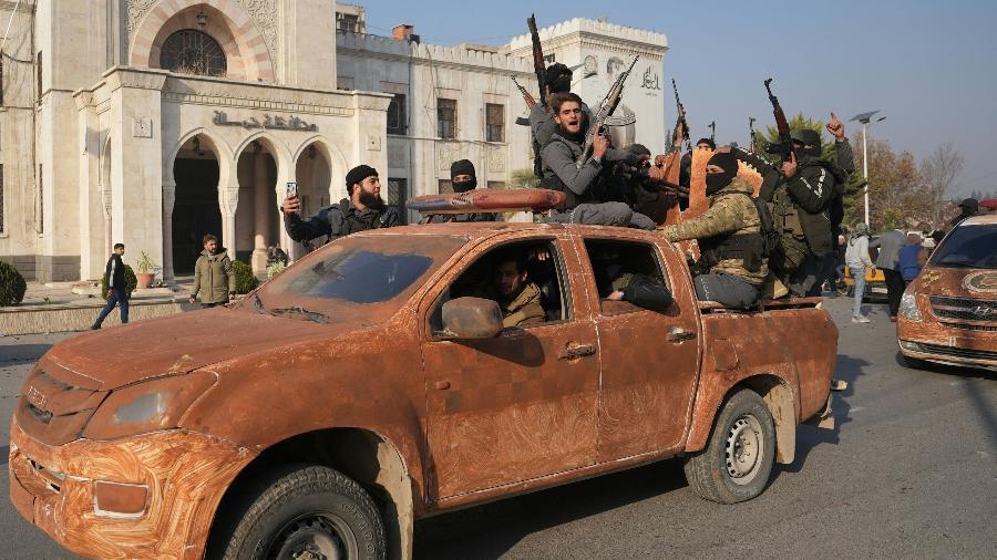 Rebeldes comemoram a tomada da cidade de Hama