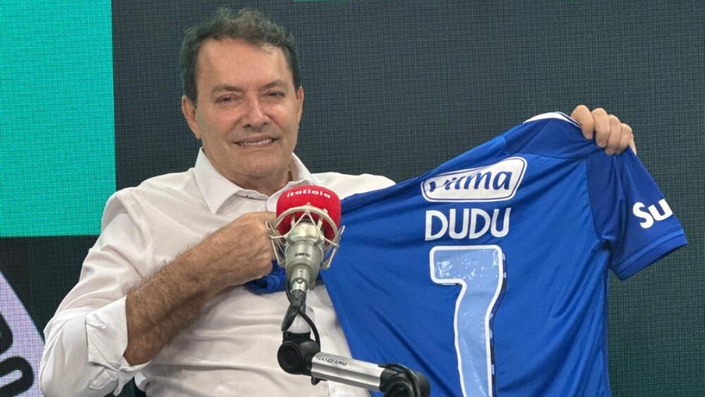 Pedro Lourenço com camisa de Dudu