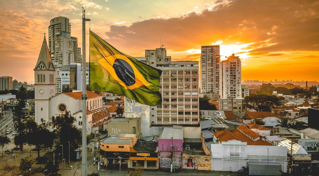 Cidade brasileira com bandeira do Brasil