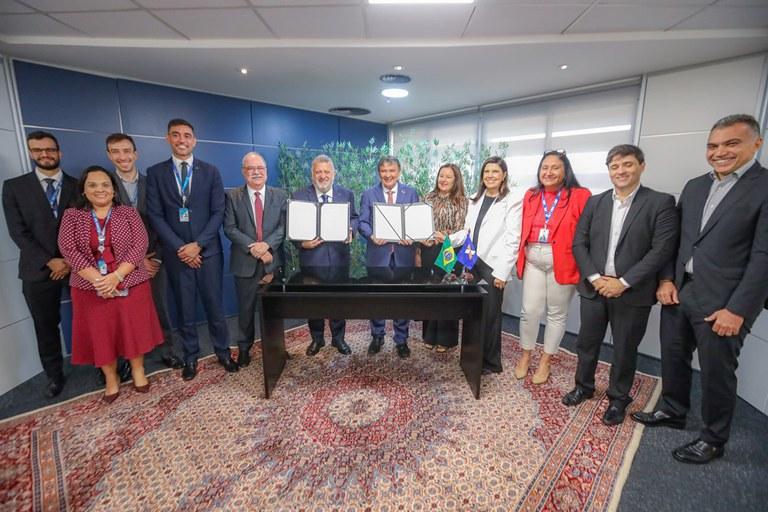 Ministro Wellington Dias e presidente da CEF durante assinatura do acordo