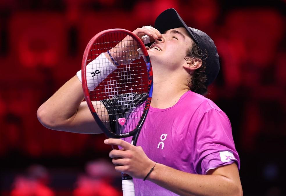 João Fonseca se emociona ao vencer partida no Next Gen ATP Finals