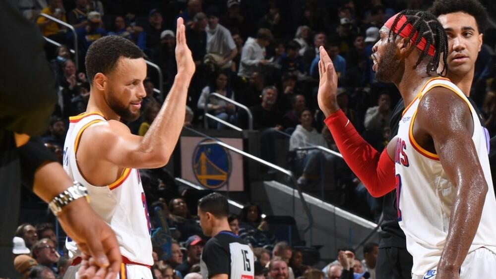 Stephen Curry e Buddy Hield, armadores do Golden State Warriors.