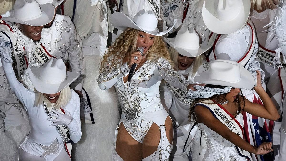 Beyoncé e seus dançarinos durante a apresentação