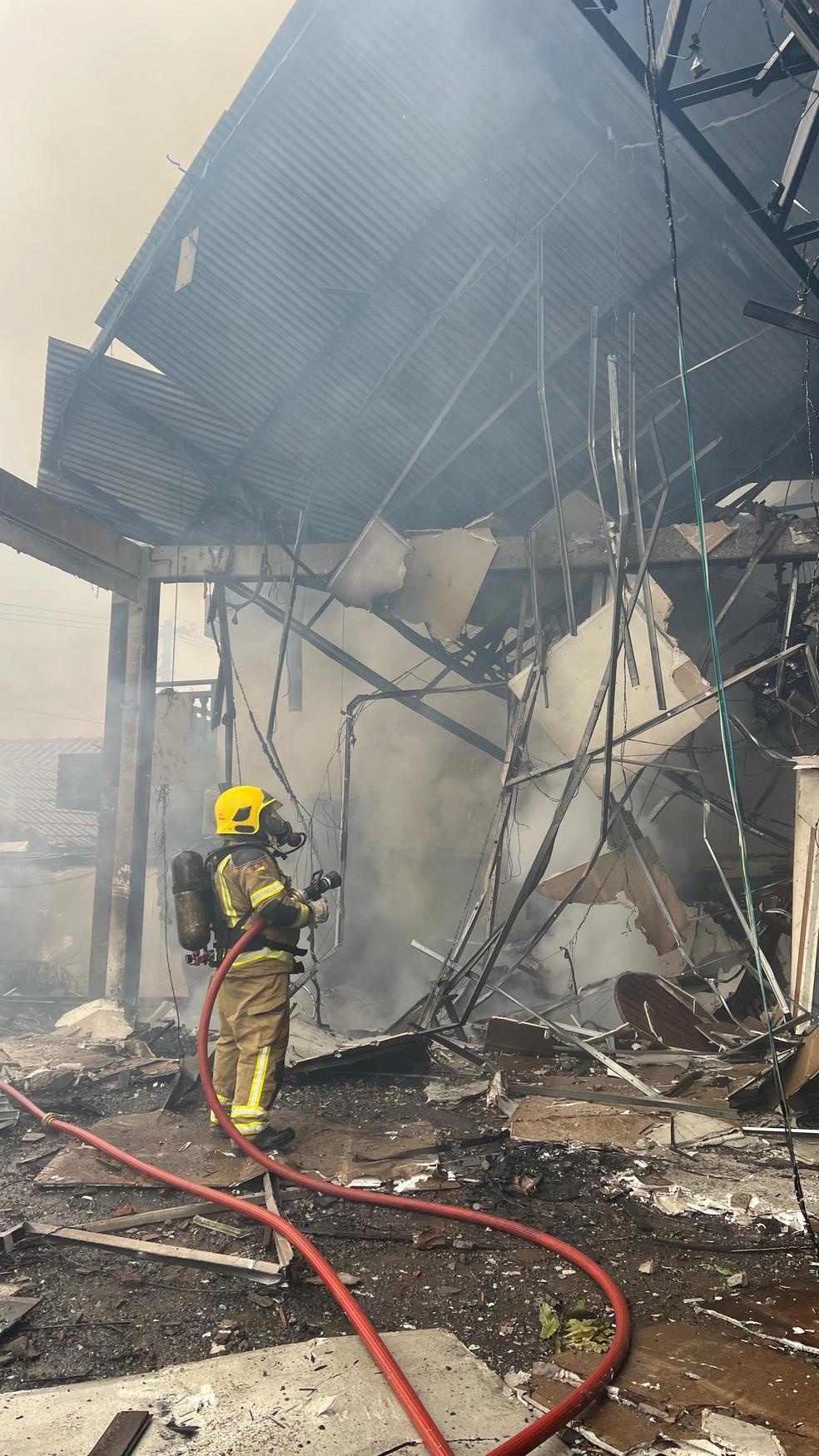 Corpo de Bombeiros do RS atua no local onde avião caiu em Gramado (RS)